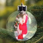 Miniaturansicht von Hängende Weihnachtsbaumkugel mit personalisiertem Foto