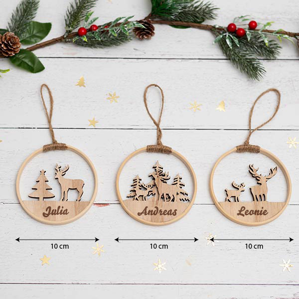 Set aus drei Holzrahmen-Anhängern mit Rentieren und personalisierten Namen