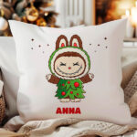 Miniaturansicht von Weihnachtliches Labubu-Kissen mit personalisiertem Namen