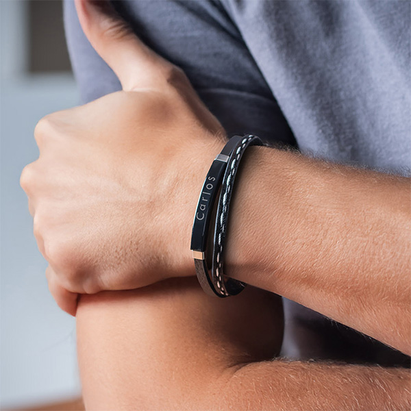 Doppeltes Herrenarmband mit personalisiertem Text