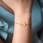 Miniaturansicht von Damenarmband mit rundem Anhänger und personalisiertem Text
