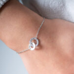Miniaturansicht von Damenarmband mit gekreuzten Ringen und personalisierten Namen