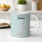 Miniaturansicht von Tasse mit Scrabble-Design, Text und personalisierten Namen