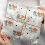 Geschenkpapier für Mama mit Farben und personalisiertem Namen Miniaturansicht von Geschenkpapier für Mama mit Farben und personalisiertem Namen