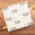 Miniaturansicht von Geschenkpapier für Mama mit Farben und personalisiertem Namen