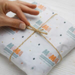 Miniaturansicht von Geschenkpapier für Mama mit Farben und personalisiertem Namen