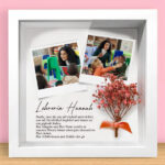 Miniaturansicht von Rahmen mit Blumen und personalisierten Polaroid-Fotos