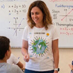 Miniaturansicht von Planeten-T-Shirt für Lehrkräfte mit personalisierten Namen