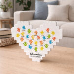 Miniaturansicht von Herz-Blockpuzzle mit Händen und personalisierten Namen