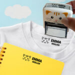 Kinderstempel für Kleidung mit Namen und personalisierter Zeichnung Miniaturansicht von Kinderstempel für Kleidung mit Namen und personalisierter Zeichnung