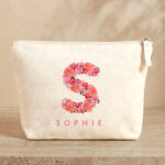 Personalisierte Kosmetiktasche mit Blumeninitiale und Namen Miniaturansicht von Personalisierte Kosmetiktasche mit Blumeninitiale und Namen