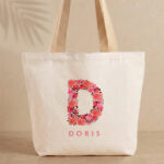 Miniaturansicht von Personalisierte Tote Bag mit Blumeninitiale und Namen