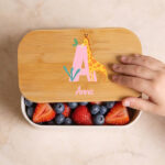 Miniaturansicht von Personalisierte Kinder-Brotdose mit Holzdeckel und Initiale