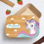 Personalisierte Kinder-Brotdose mit Bambusdeckel und bunten Einhörnern Miniaturansicht von Personalisierte Kinder-Brotdose mit Bambusdeckel und bunten Einhörnern