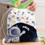Personalisierter Kinder-Turnbeutel mit Astronaut im Weltall Miniaturansicht von Personalisierter Kinder-Turnbeutel mit Astronaut im Weltall