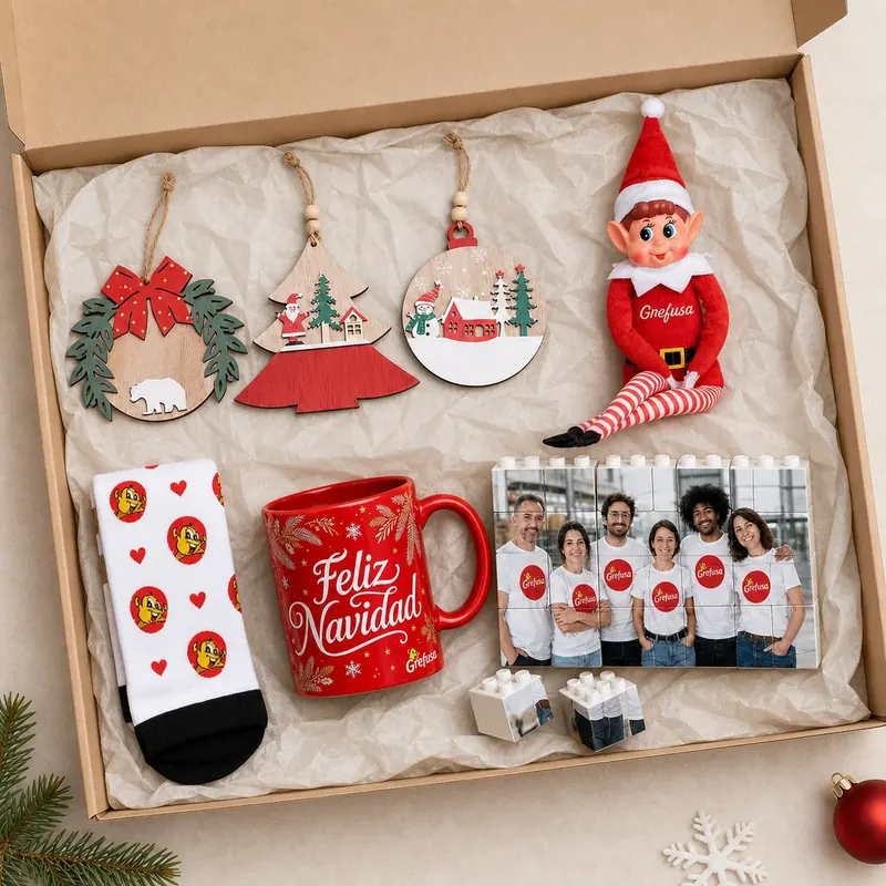 Caja de regalos navideños con adornos, taza y detalles personalizados