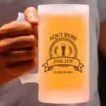 Jarra de Cerveza Aquí Bebe personalizada Miniatura de Jarra de Cerveza Aquí Bebe personalizada