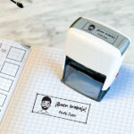 Miniatura de Sello personalizado para Profesores con Dibujo y Nombre