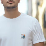 Miniatura de Camiseta Ilustrada Retrato de Espaldas con Texto Personalizado