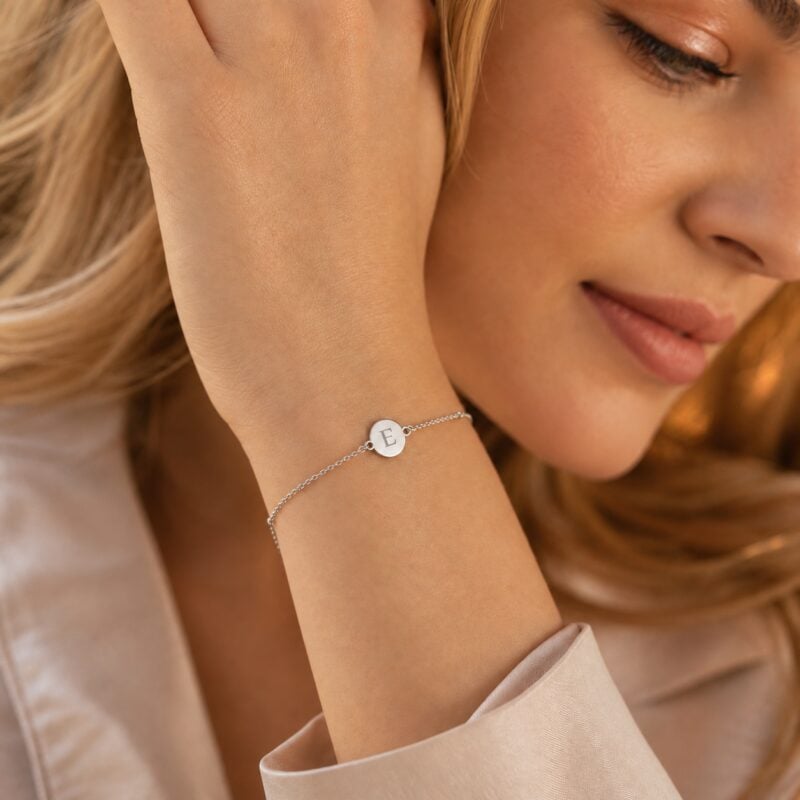 Pulsera de mujer con inicial personalizada