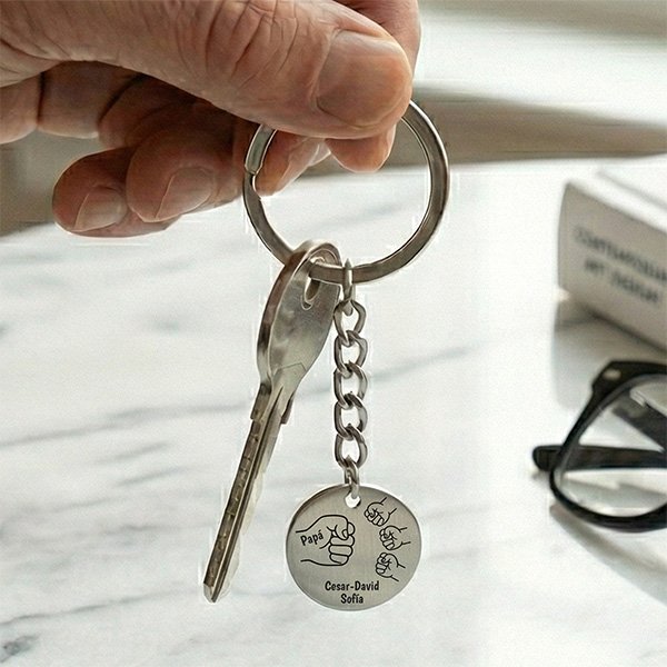 Llavero Redondo Papá con Diseño de Puños y Nombres personalizados