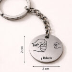Miniatura de Llavero Redondo Papá con Diseño de Puños y Nombres personalizados