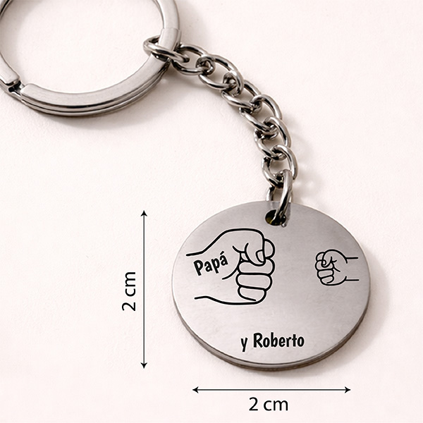 Llavero Redondo Papá con Diseño de Puños y Nombres personalizados