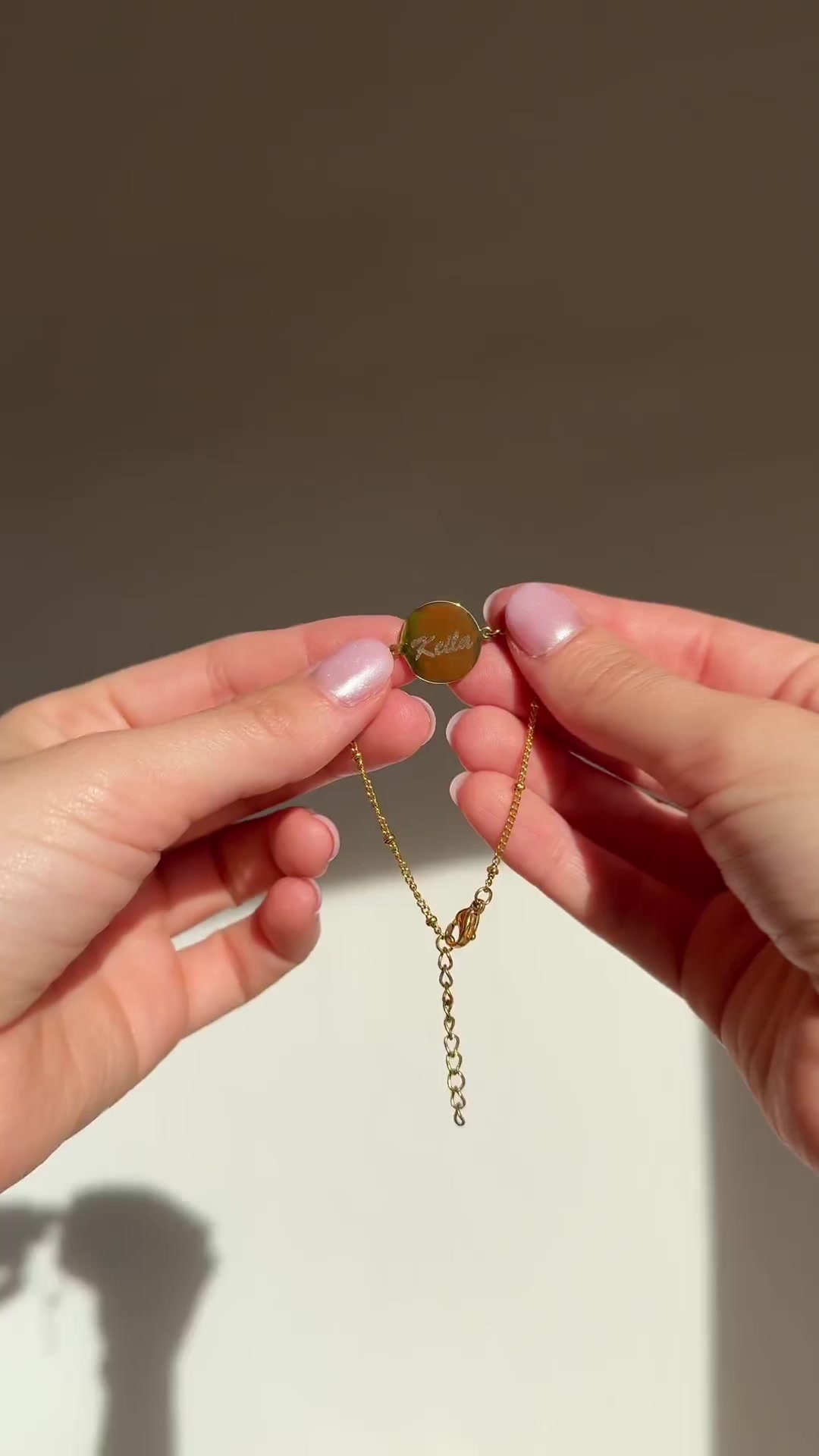 Vista previa de video de Pulsera de Mujer con Colgante Redondo y Texto personalizado