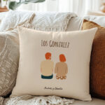Vignette de Coussin Famille de Dos avec Noms et Texte personnalisé