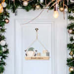 Vignette de Décoration de Porte en Bois avec Lutin et Texte Personnalisé
