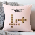 Coussin design Scrabble avec texte et prénoms personnalisés Vignette de Coussin design Scrabble avec texte et prénoms personnalisés