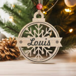 Pack de décorations pour sapin de Noël Flocons en bois avec prénom personnalisées Vignette de Pack de décorations pour sapin de Noël Flocons en bois avec prénom personnalisées
