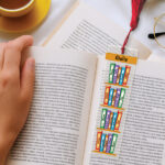 Segnalibro a forma di libri con nome personalizzato Miniatura di Segnalibro a forma di libri con nome personalizzato
