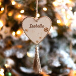 Miniatura di Set di Tre Decorazioni in Legno con Nappa e Nomi Personalizzati