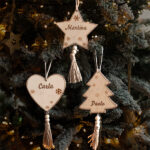 Miniatura di Set di Tre Decorazioni in Legno con Nappa e Nomi Personalizzati