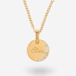 Collana rotonda con brillanti laterali e testo personalizzato Miniatura di Collana rotonda con brillanti laterali e testo personalizzato