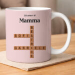 Tazza con Design Scrabble, Testo e Nomi personalizzati Miniatura di Tazza con Design Scrabble, Testo e Nomi personalizzati