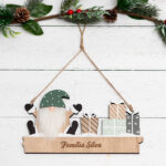 Miniatura de Decoração de Porta de Madeira com um Gnomo e Texto personalizado