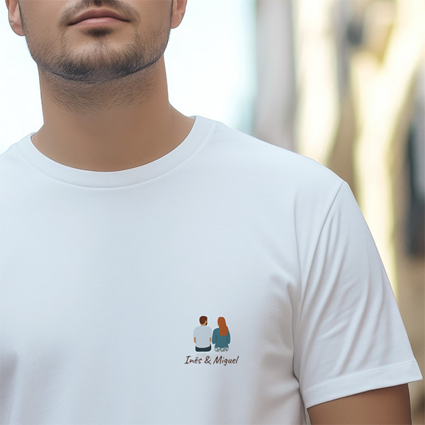 T-shirt Ilustrada Retrato de Costas com Texto Personalizado