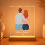 Miniatura de Placa ou Candeeiro com Ilustração de Casal de Costas com Nomes e Data Personalizados
