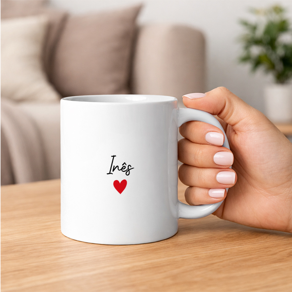 Caneca com texto, corações e nomes personalizados