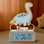 Relógio Despertador Dino com Luz e Nome Personalizado Miniatura de Relógio Despertador Dino com Luz e Nome Personalizado
